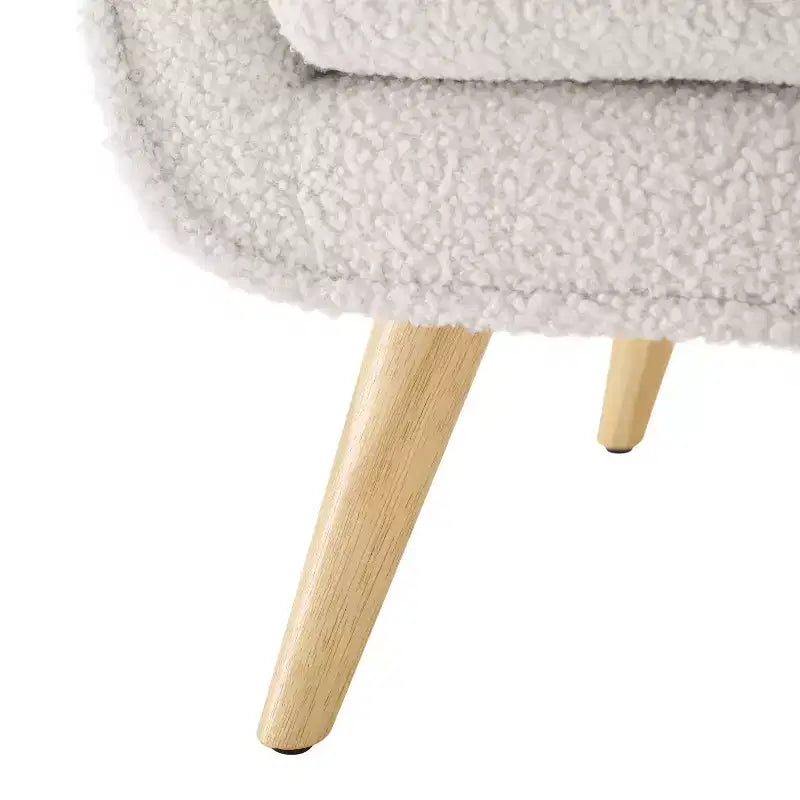 Sedia Trellis per Bambini Hadden in Stile Moderno di Metà Secolo con Rivestimento in Montone Bianco e Gambe in Legno Naturale