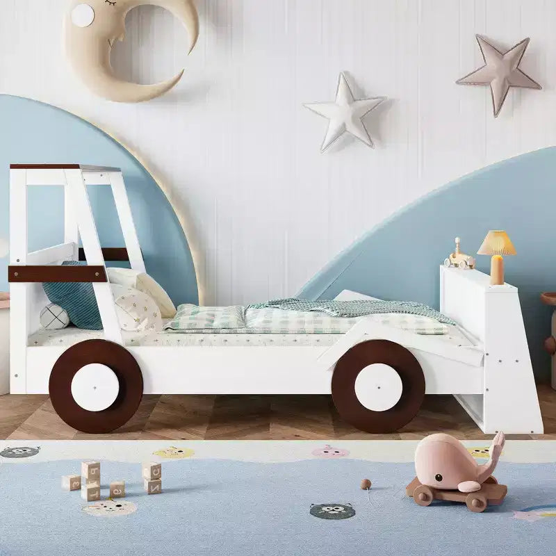 Letto per auto a una piazza con ripiani portaoggetti, letto a piattaforma in legno a forma di auto per bambini