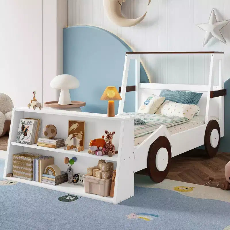 Letto per auto a una piazza con ripiani portaoggetti, letto a piattaforma in legno a forma di auto per bambini