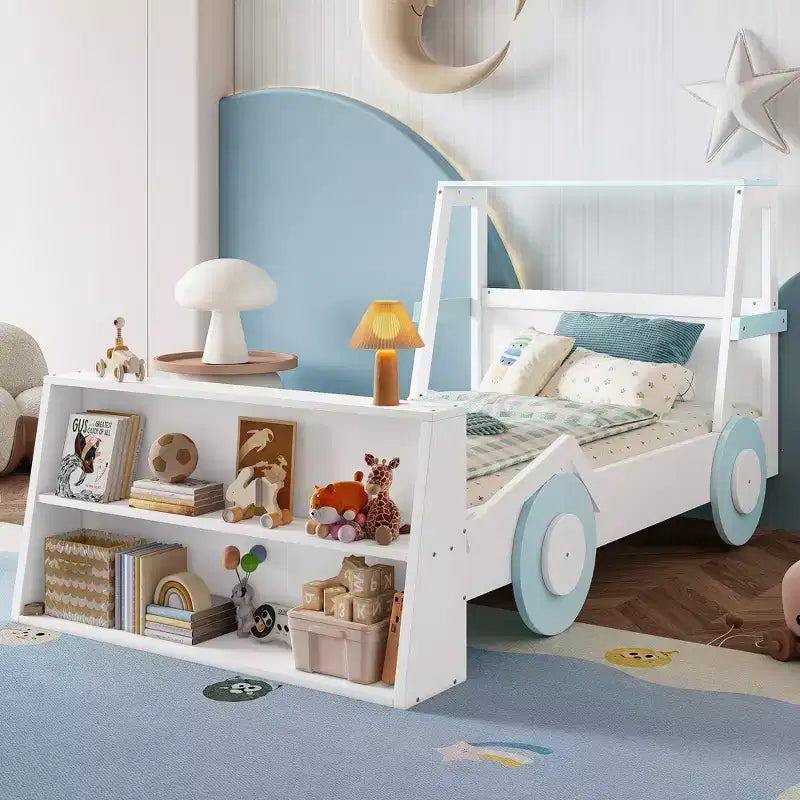 Letto per auto a una piazza con ripiani portaoggetti, letto a piattaforma in legno a forma di auto per bambini
