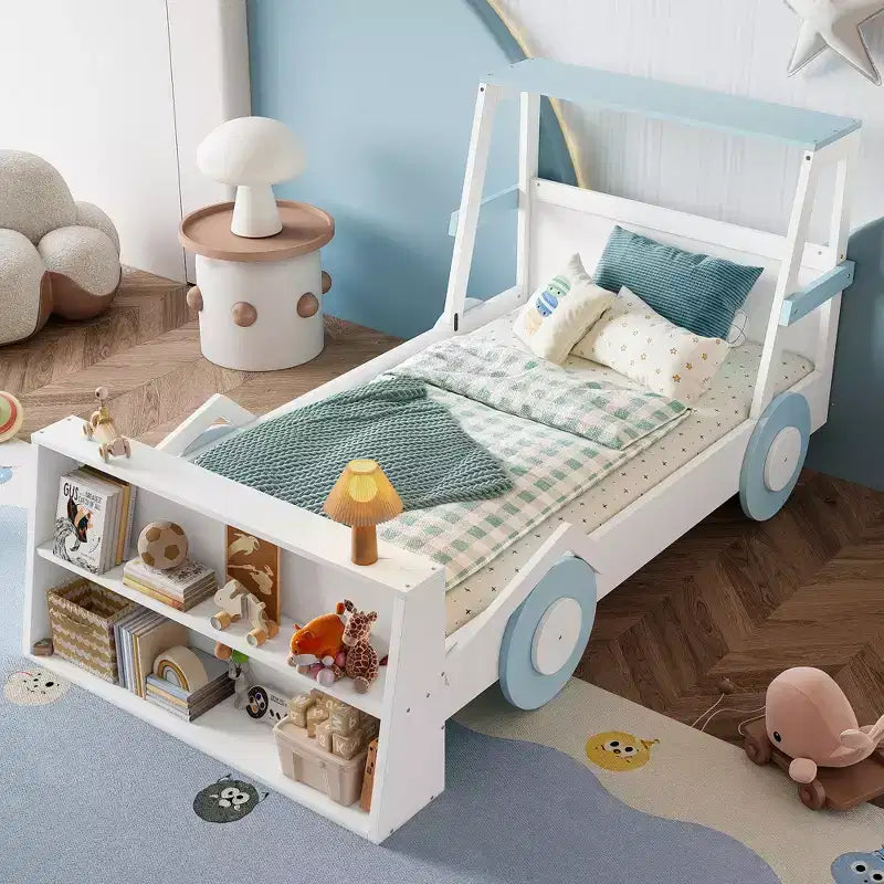 Letto per auto a una piazza con ripiani portaoggetti, letto a piattaforma in legno a forma di auto per bambini