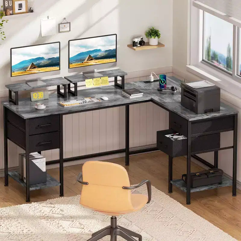 Scrivania angolare per computer a L grigia da 59 pollici con stazione di ricarica, scrivania da gioco per due persone con 4 cassetti e 2 supporti per monitor, postazione di lavoro angolare per ufficio domestico