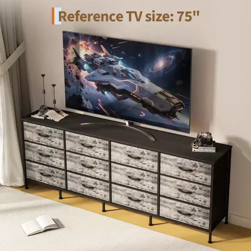 Mobile porta TV da 70 pollici per soggiorno, 12 cassetti in tessuto, stazione di ricarica, mobile lungo per TV fino a 80 pollici, console multimediale con vano portaoggetti