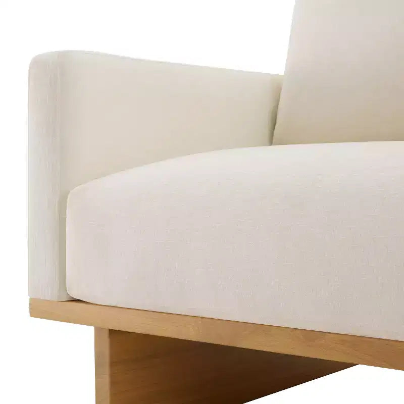 Poltrona moderna Niran in legno di gomma con rivestimento in bouclé e morbido cuscino