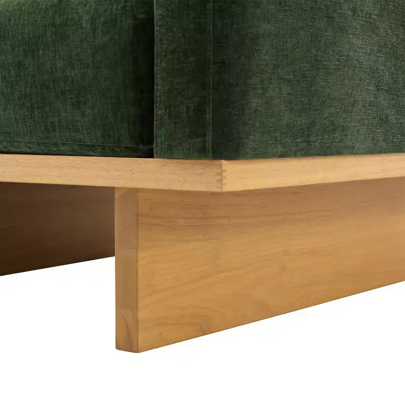 Poltrona moderna Niran in legno di gomma con rivestimento in bouclé e morbido cuscino