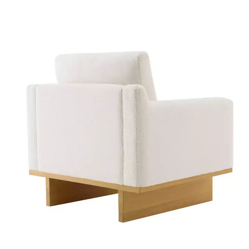 Poltrona moderna Niran in legno di gomma con rivestimento in bouclé e morbido cuscino