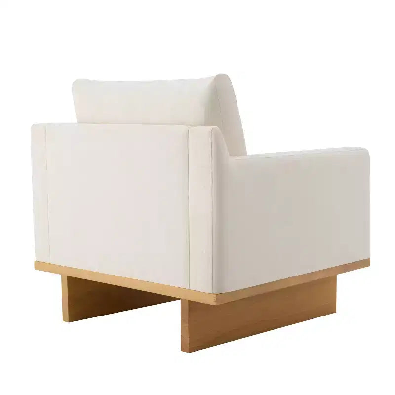 Poltrona moderna Niran in legno di gomma con rivestimento in bouclé e morbido cuscino