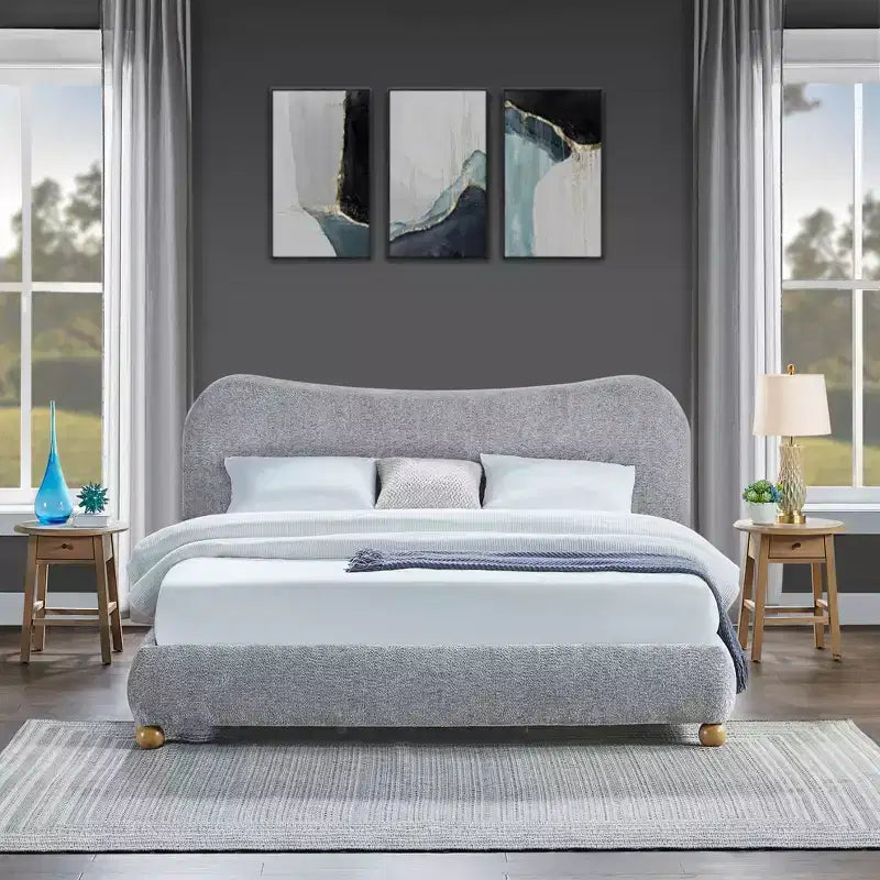 Letto a piattaforma imbottito queen size contemporaneo Lunara con piedini a cipolla