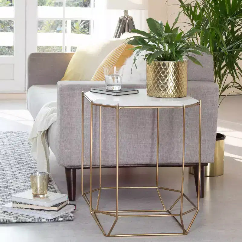 Tavolino d'appoggio Colton con piano in marmo massiccio e base in metallo Bianco/Oro: Stile Glamour di Lusso, Struttura in Ferro, Forma Quadrata
