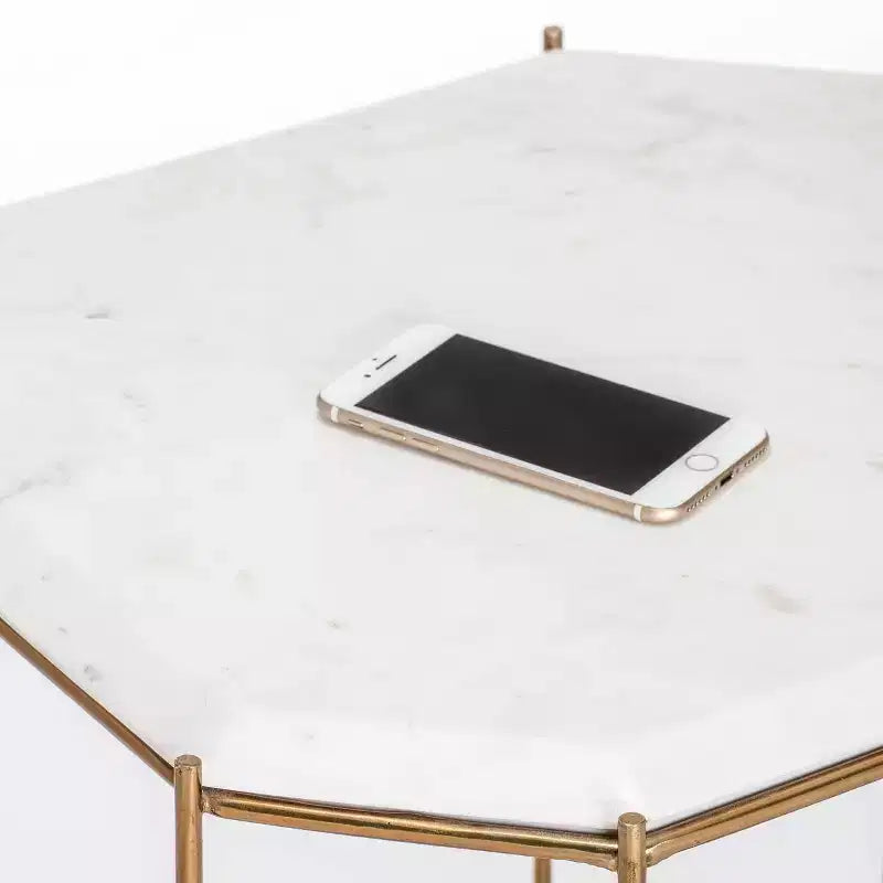 Tavolino d'appoggio Colton con piano in marmo massiccio e base in metallo Bianco/Oro: Stile Glamour di Lusso, Struttura in Ferro, Forma Quadrata